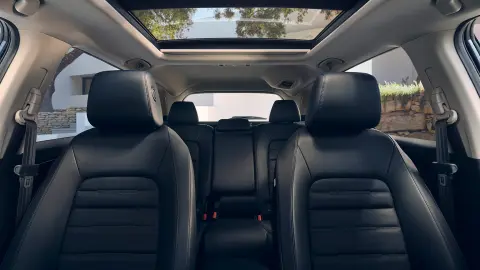 CR-V Hybrid SUV close-up van het interieur met verwarmde lederen zetels voor en achter.