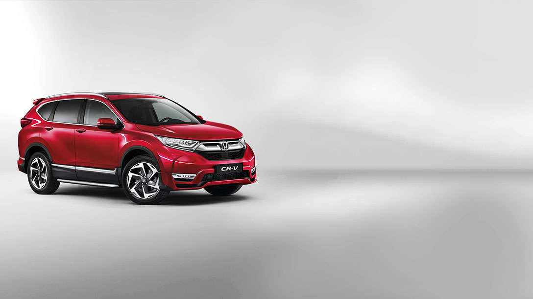 Zijaanzicht van rode Honda CR-V in studio.