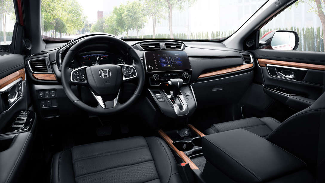 Close-up dashboard Honda CR-V in stadslocatie.