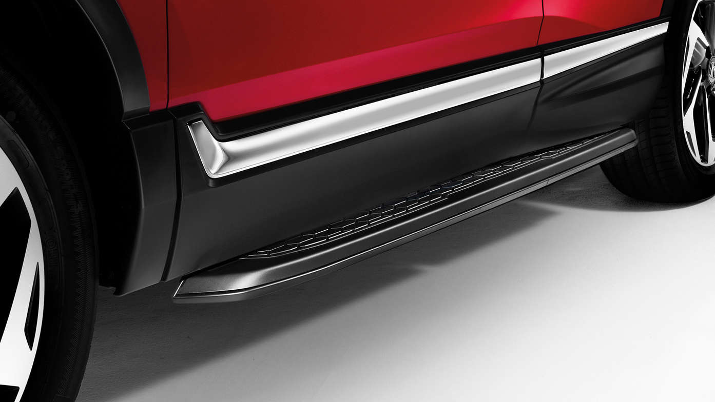Close-up zwarte treeplanken Honda CR-V.
