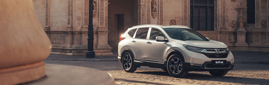 Honda CR-V Hybrid in een stedelijke omgeving