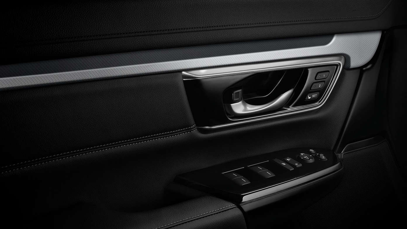 Close-up van zilveren interieurpanelen Honda CR-V Hybrid.