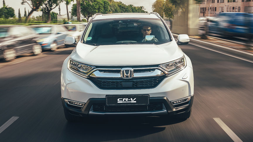 Vooraanzicht Honda CR-V Hybrid in stadslocatie.