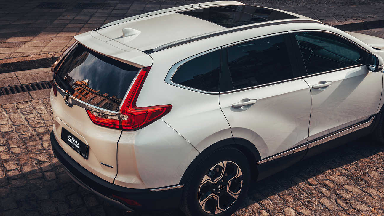 Achteraanzicht Honda CR-V Hybrid in stadslocatie.