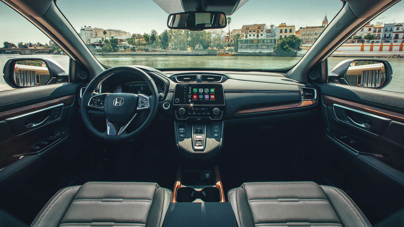 Afbeelding van dashboard van Honda CR-V Hybrid in stadslocatie, ter illustratie van brede kijkhoek.