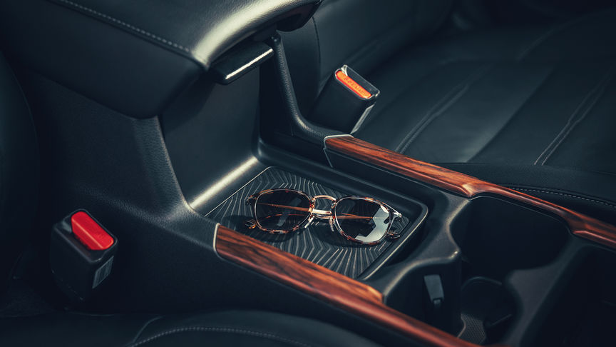 Zijdelingse close-up van opbergruimte console-vak Honda CR-V Hybrid.