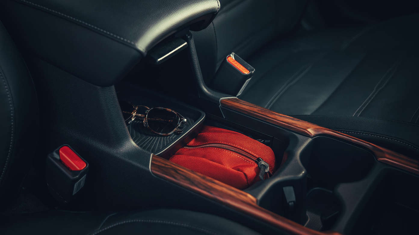 Close-up van aparte opbergruimte console-vak Honda CR-V Hybrid.
