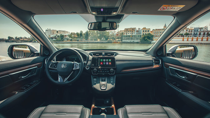Close-up van dashboard Honda CR-V Hybrid in stadslocatie.