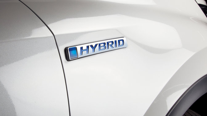 Close-up zijaanzicht van logo Honda CR-V Hybrid.
