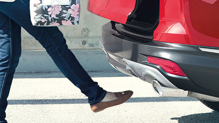 Zijaanzicht technologie voor automatisch openen achterklep van Honda CR-V Hybrid.