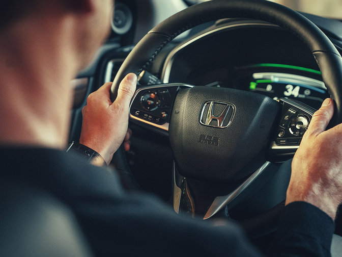 Driekwart zijaanzicht van stuur Honda CR-V Hybrid.