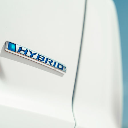 Close-up van logo Honda CR-V Hybrid.