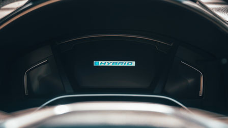 Close-up van het aandrijflijnsysteem van de Honda CR-V Hybrid.
