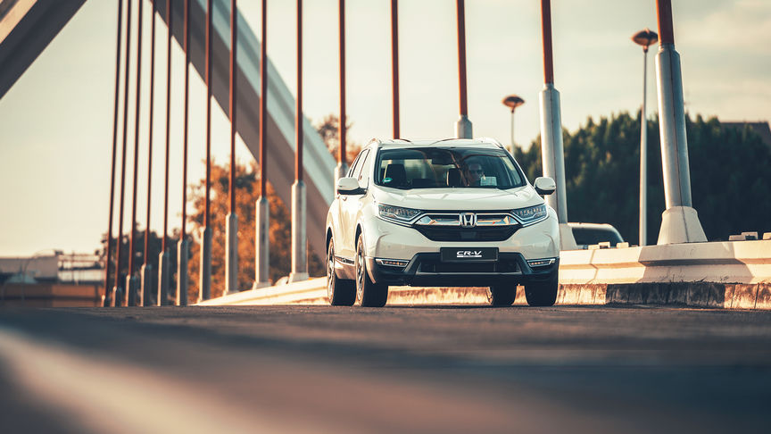Driekwart vooraanzicht Honda CR-V Hybrid in stadslocatie.