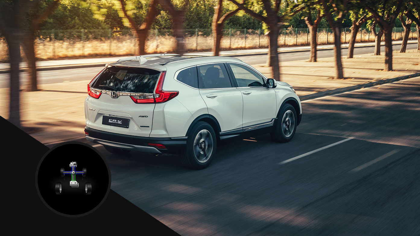 Driekwart achteraanzicht Honda CR-V Hybrid in stadslocatie.