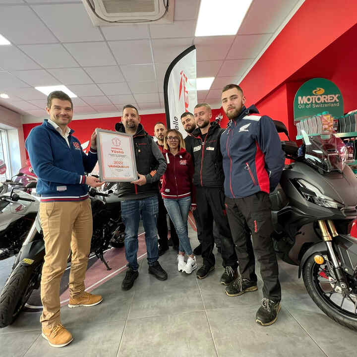 Honda-motorfietsdealers vieren hun prijs.