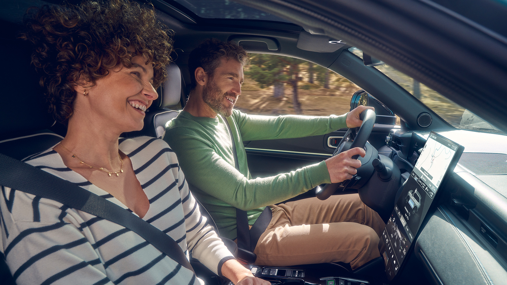 Koppel rijdt met de Honda e:Ny1 op het platteland. 