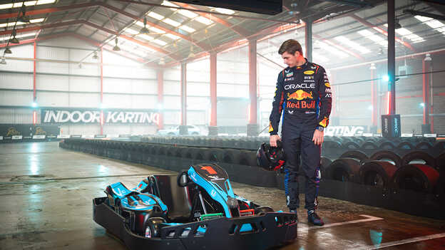 Max Verstappen kijkt naar de kart voor indoor karting.