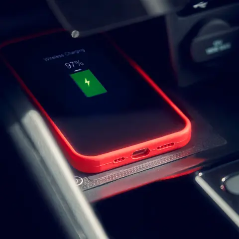 Een gezin zittend binnenin de Honda e:Ny1.