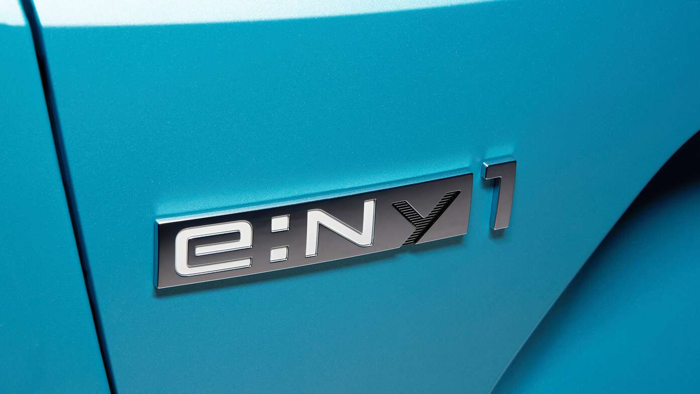 Close up van Honda e:Ny1 nieuwe badge.