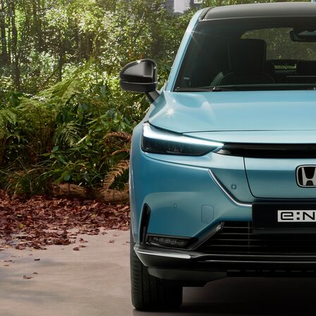 Close up van Honda e:Ny1 Honda SENSING-technologie.