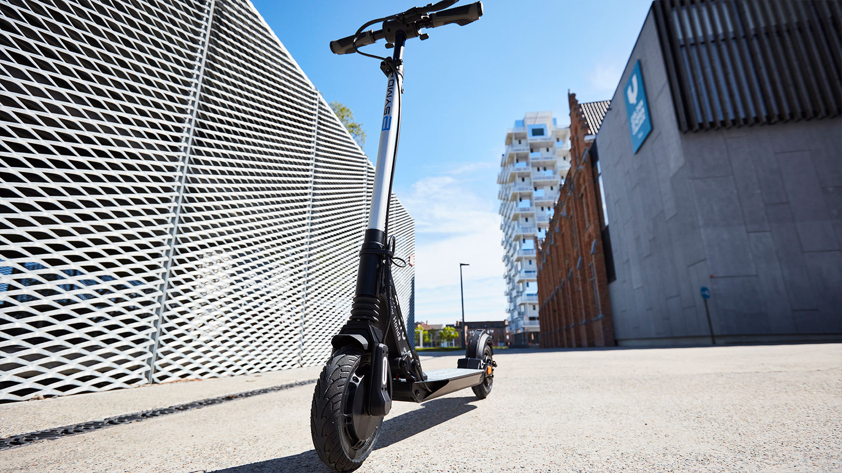 Honda eSYMO geparkeerd in de stad