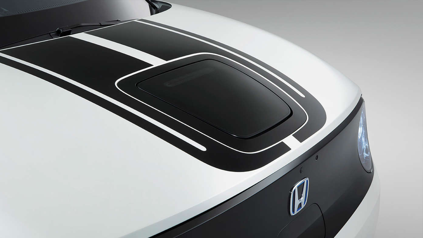 Close-up zwarte sticker vooraan