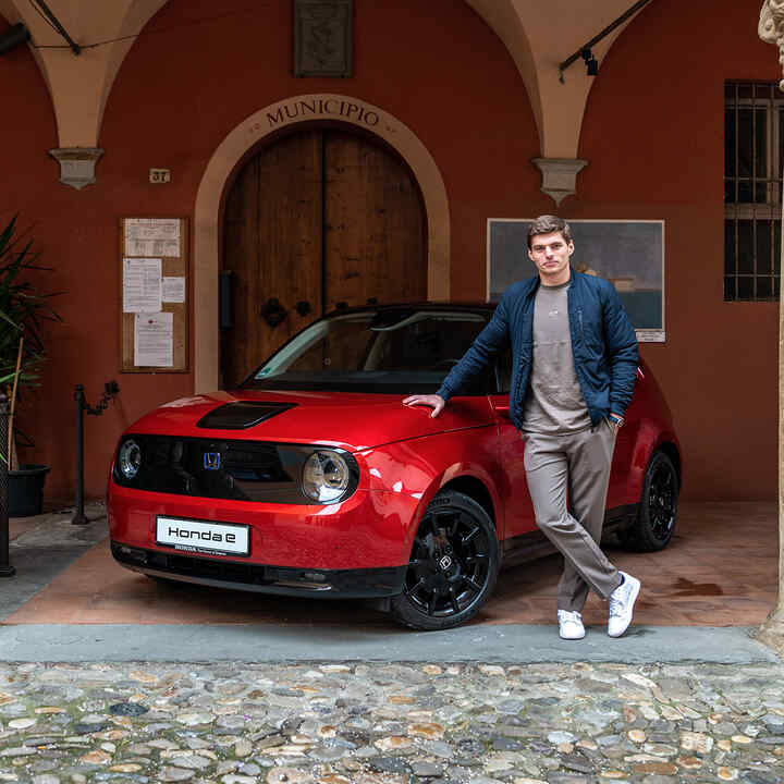 Max Verstappen met de Honda e in de straten van Dozza.