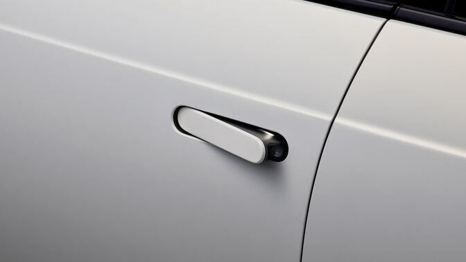 Close-up uitklikkende deurgrepen van de Honda e.