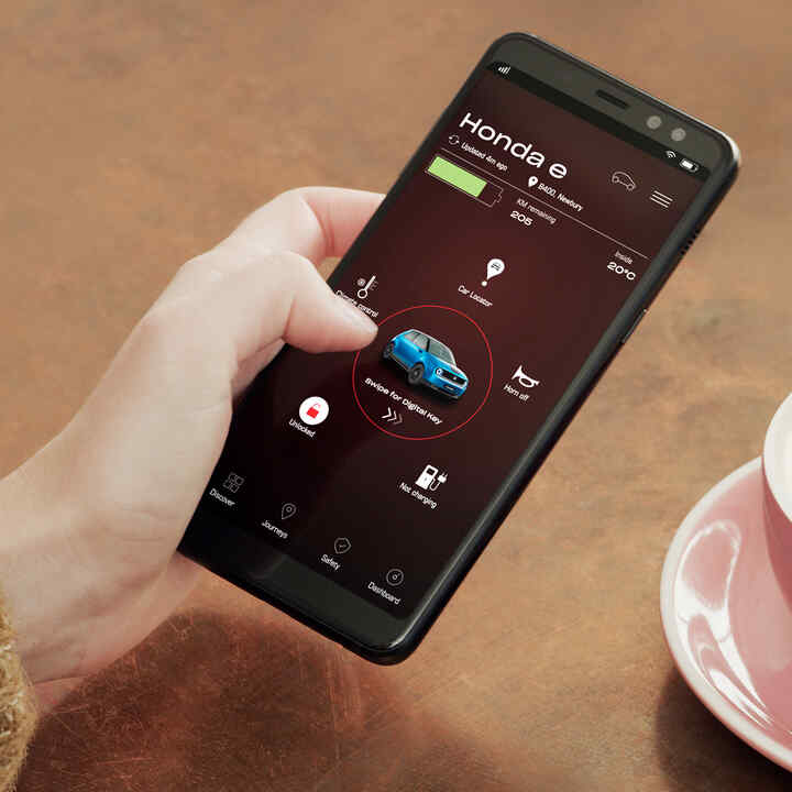 Close-up digitale sleutel op een smartphone voor de Honda e. 