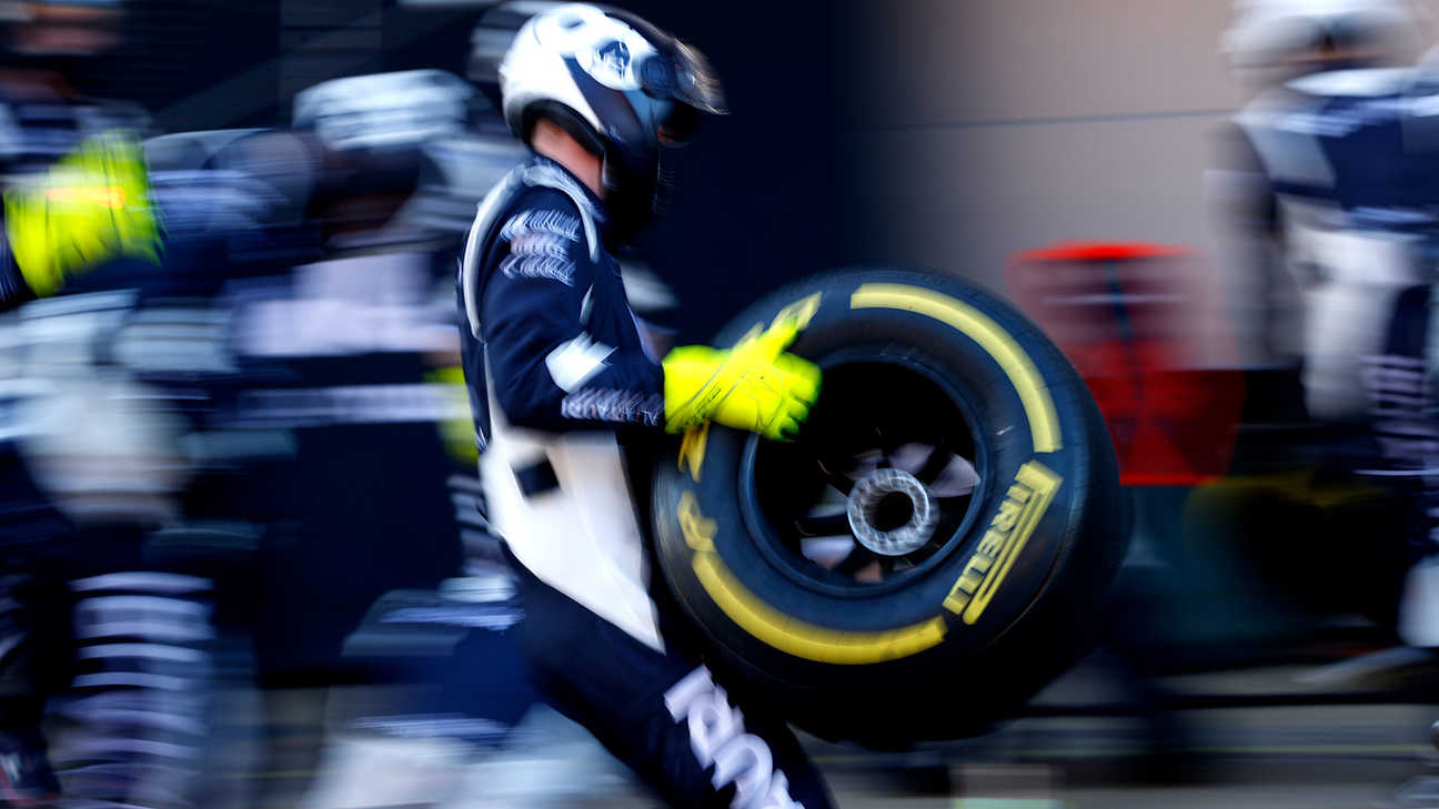Scuderia AlphaTauri ingenieur in de pitlane met een band