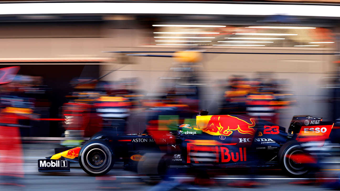 Aston Martin Red Bull raceauto in pitlane
