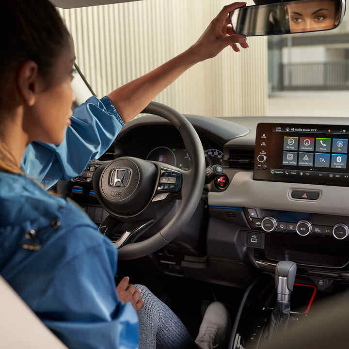 Interieur van de bestuurdersstoel en het dashboard van de HR-V. 