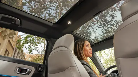 Binnenzicht van het glazen panoramadak in de Honda HR-V. 