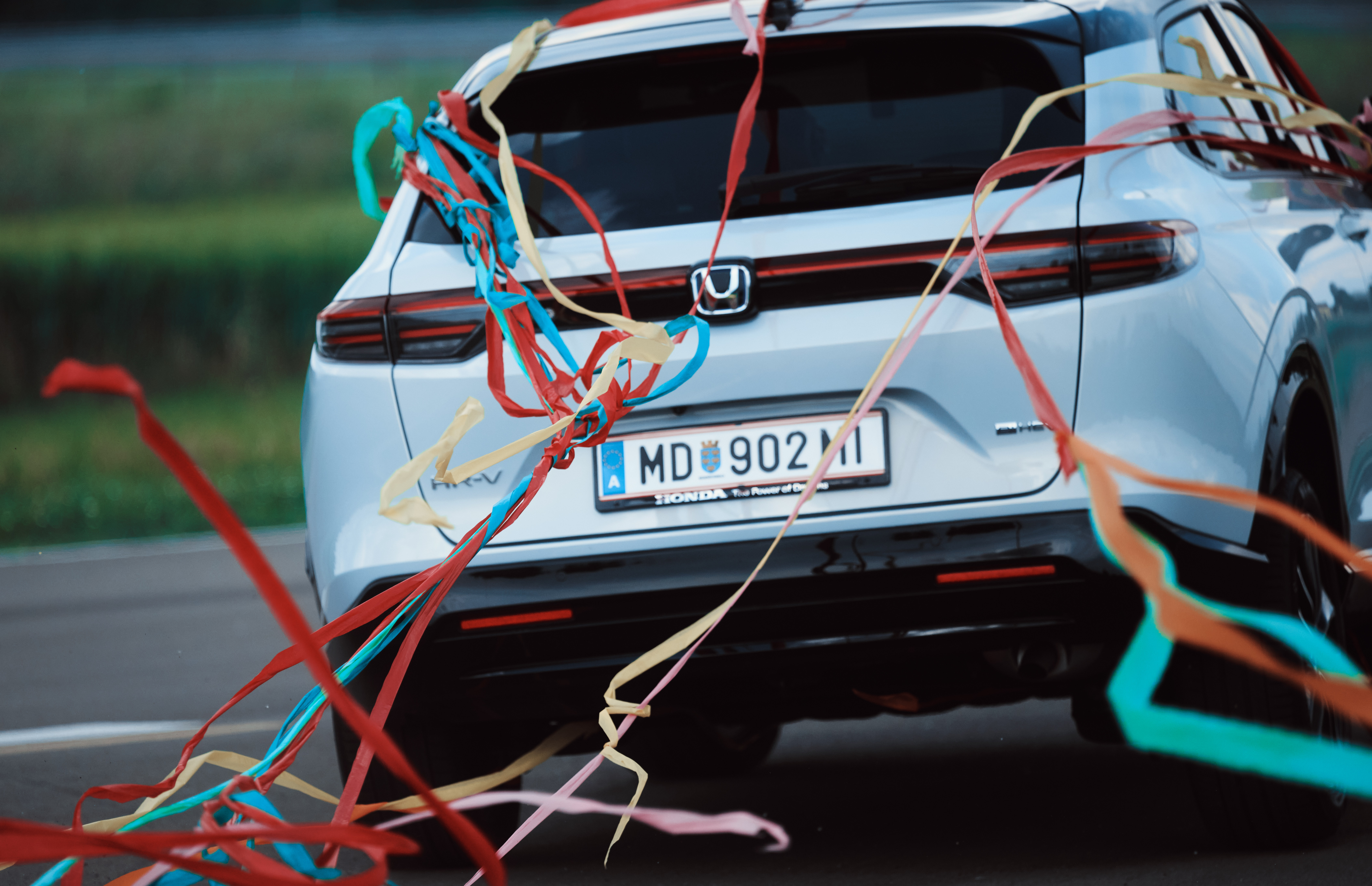 Achterkant van een HR-V van nabij met enkele hangende confettislierten
