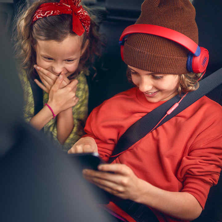 Achterzetels van Honda HR-V met twee spelende kinderen.