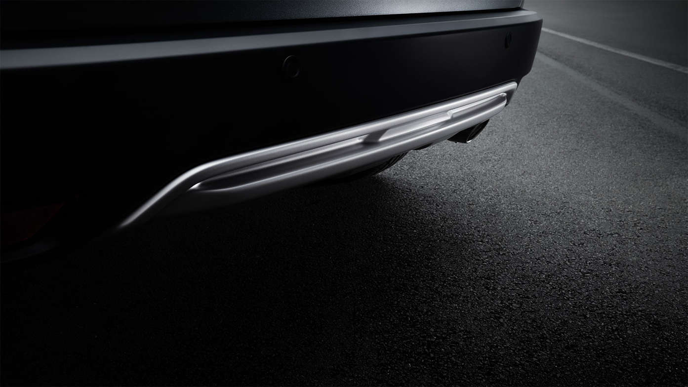 Close-up van Honda HR-V Legend ondersierlijst achteraan met afwerking in titanium kleur.