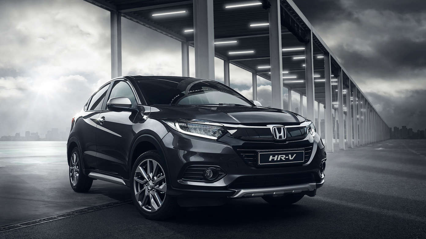 Rechts driekwart vooraanzicht van Honda HR-V onder metalen structuur.