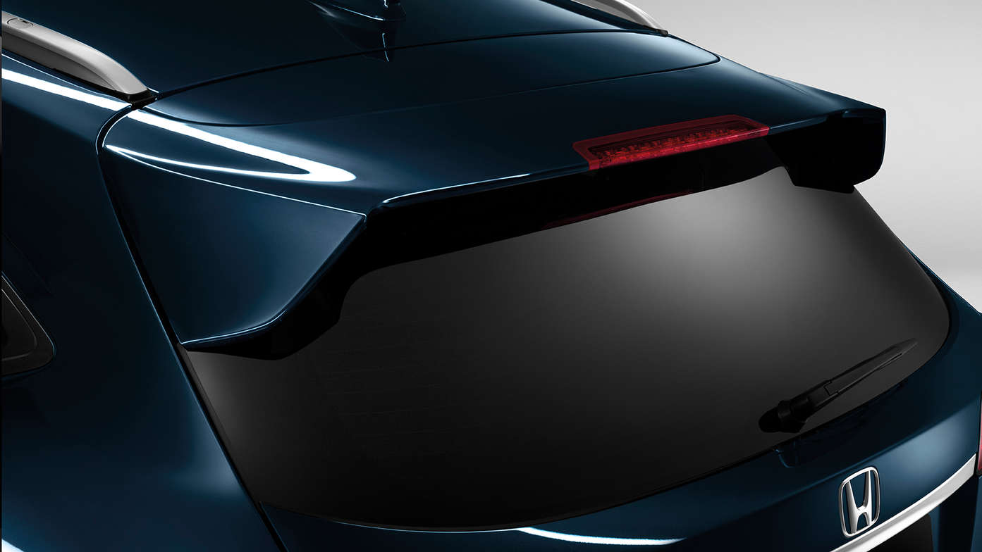 Close-up van Honda HR-V achterklepspoiler.