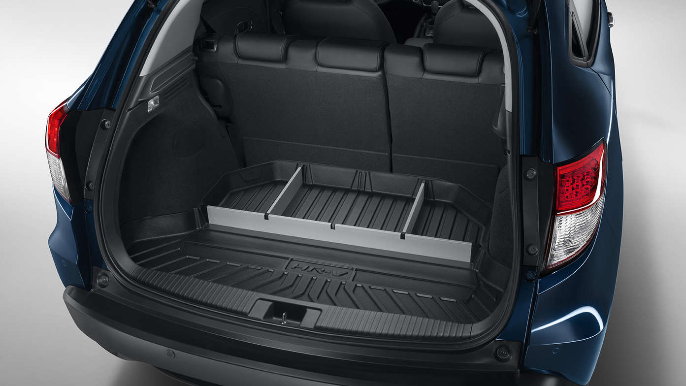 Close-up van Honda HR-V kofferbakbeschermer met verdelers.