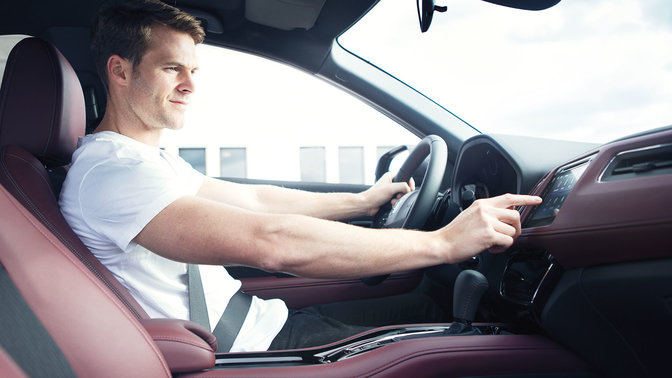 Model met AHA-app in Honda HR-V Sport.