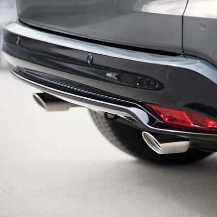 Close-up van dubbele uitlaat Honda HR-V Sport.