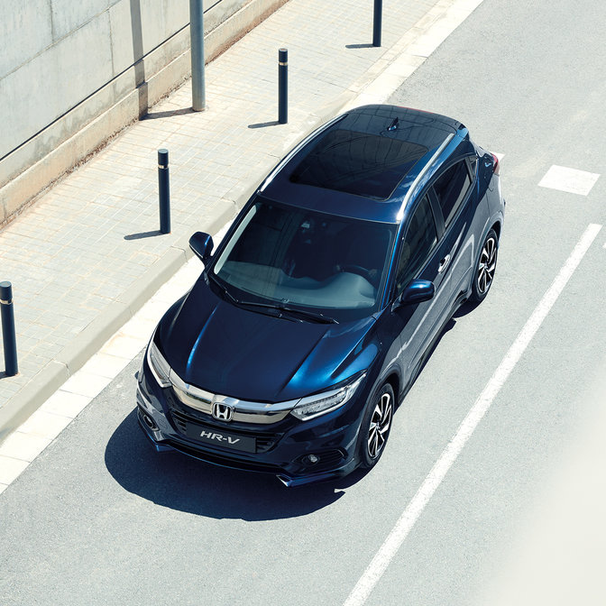 Boven-/zijaanzicht van de Honda HR-V in de stad.