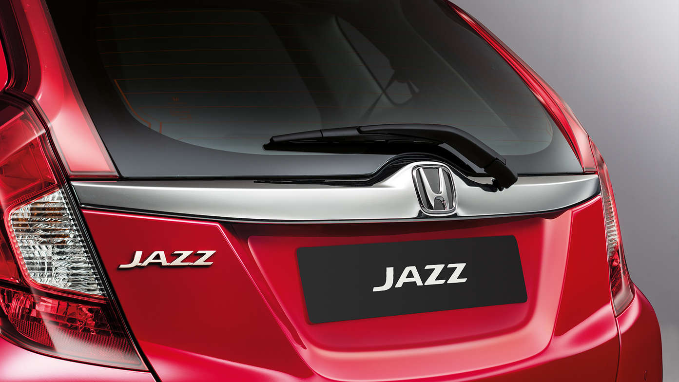 Driekwart achteraanzicht kofferruimte Honda Jazz.