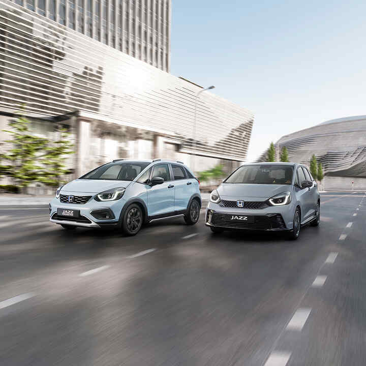 De Honda Jazz en Jazz Crosstar garanderen een volledig hybride ervaring door hun unieke e:HEV aandrijflijn met drie rijmodi. Deze zelfopladende auto is dynamisch, efficiënt en combineert sportieve prestaties met een unieke stijl.