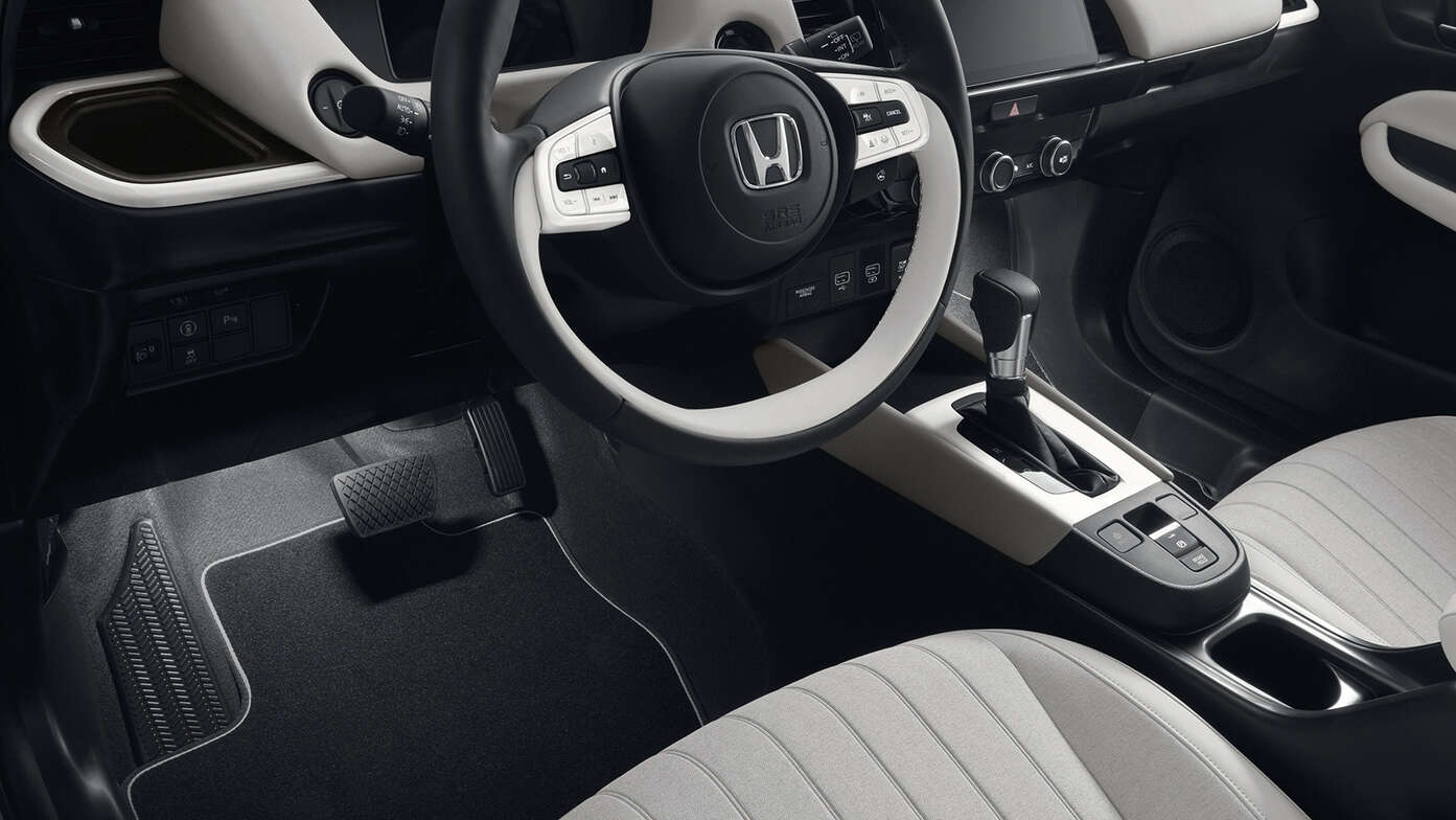 Close-up van het interieur van de Honda Jazz Hybrid met Illumination Pack.