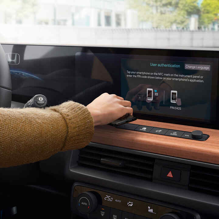 Close-up van smartphone met 'Pin invoeren' op het scherm