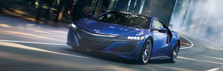 Honda NSX op een weg in het midden van het bos