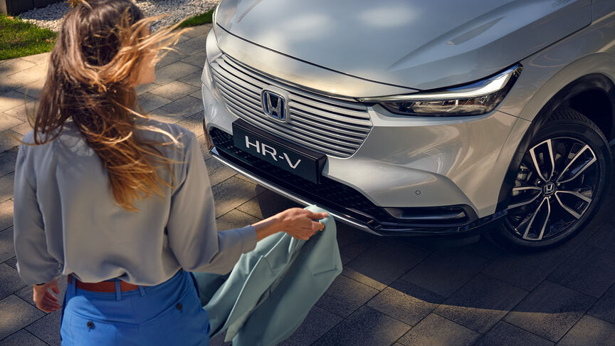 Vooraanzicht Honda HR-V, rijdend op een landweg