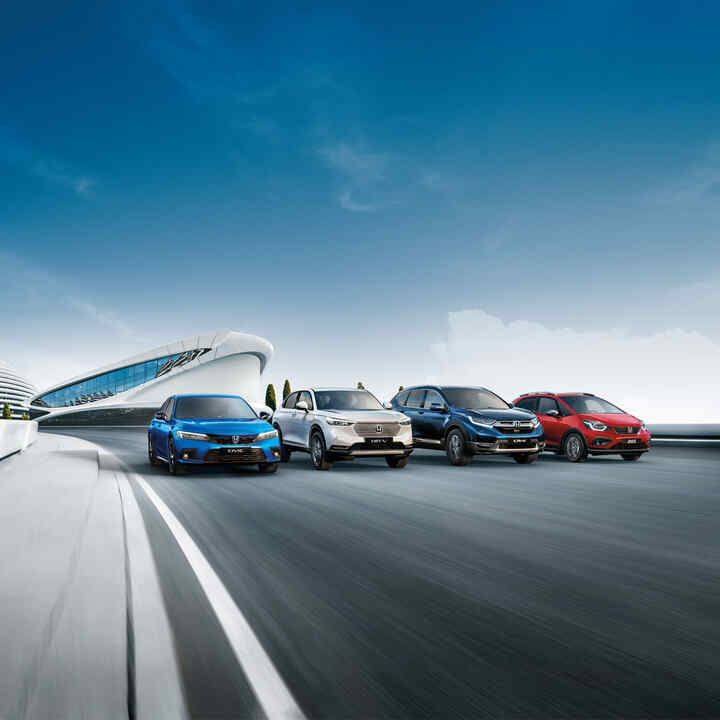 Honda Hybrid autogamma, geparkeerd voor een stadsgezicht